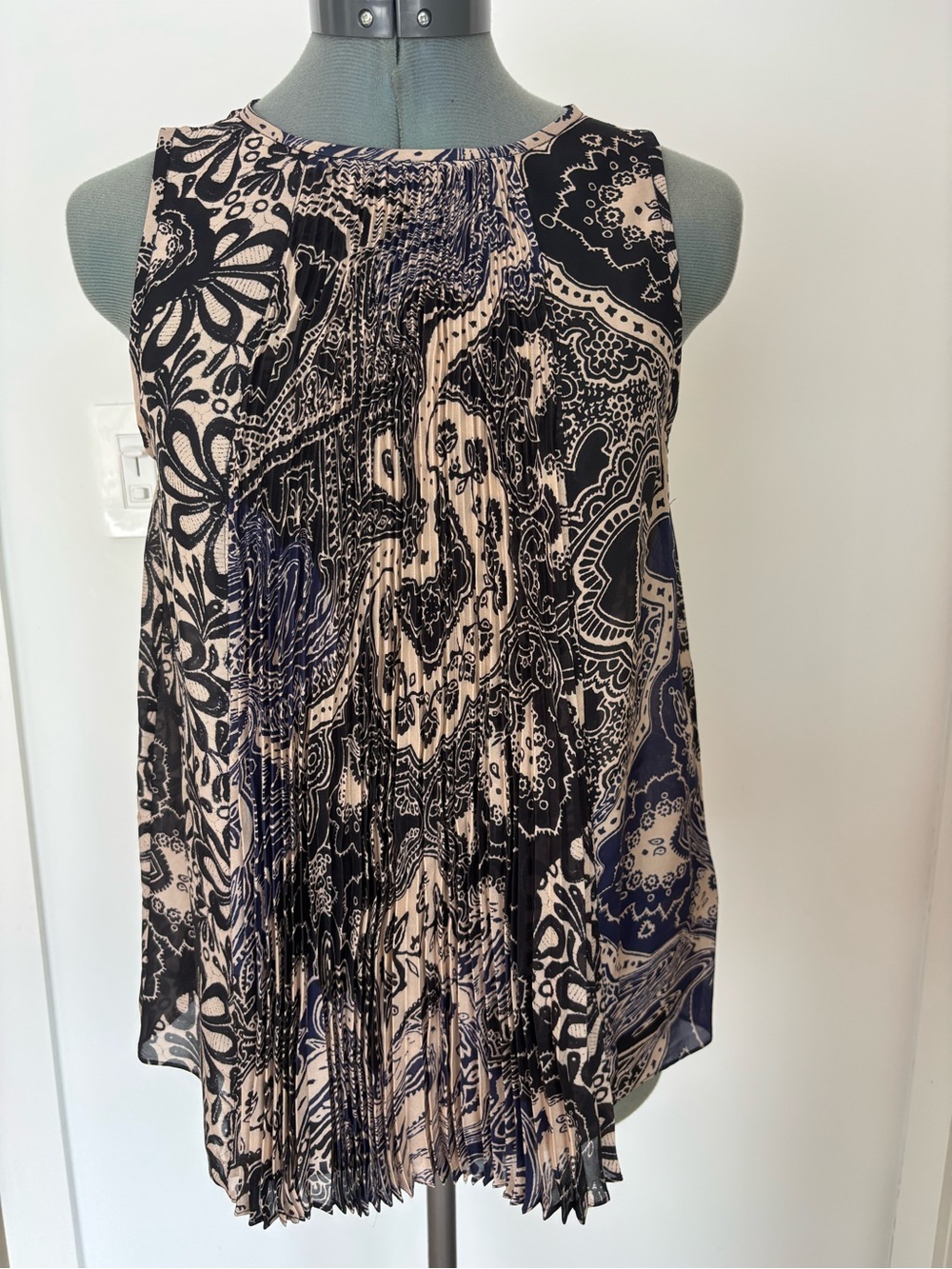 100% Silk Pleated Sleeveless Blouse Paisley Print Navy Beige Size Small